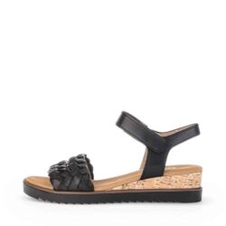 Gabor sandal til dame i sort med skindoverdel samt kilehæl af kork på 4,5 cm