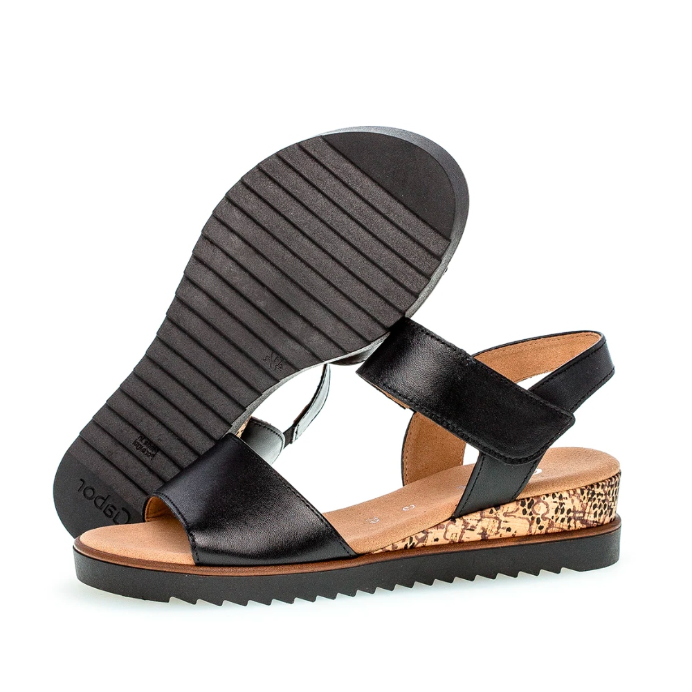 Vedholdende pølse Sudan Gabor sandal dame | sort med 4 cm. kilehæl | Unic Shoes 》