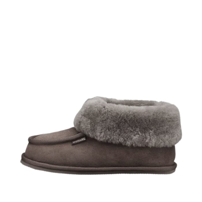 Woollies hjemmesko til dame og herre i stone ruskindskvlaitet, med blødt lammeskindsfoer.