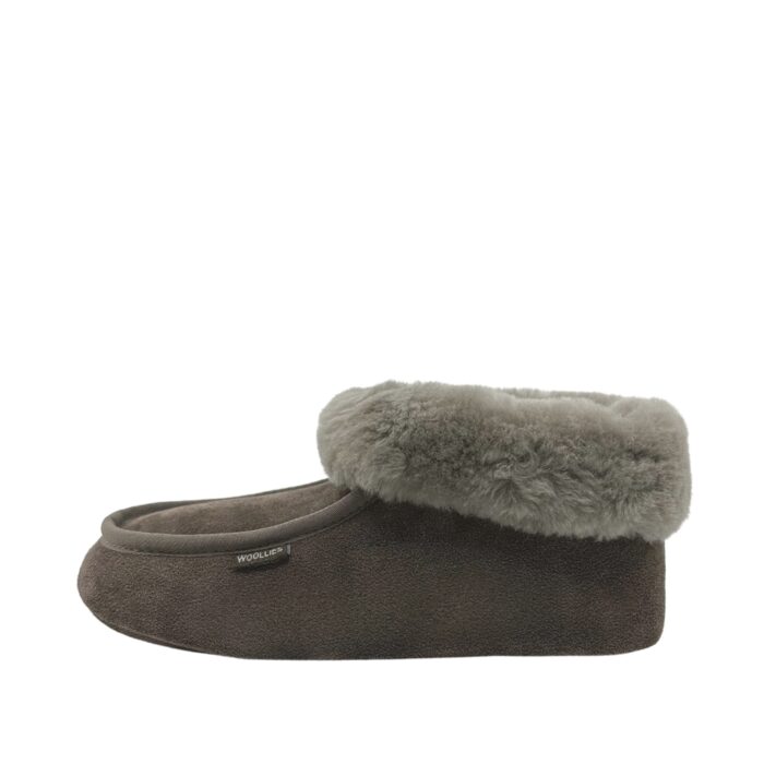 Woollies hjemmesko til dame og herre i stone ruskindskvlaitet, med blødt lammeskindsfoer.