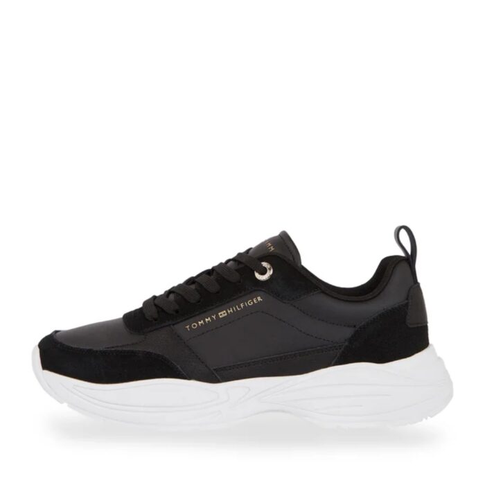 tommy hilfiger sneakers til dame i sort med guld- og skinddealjer.