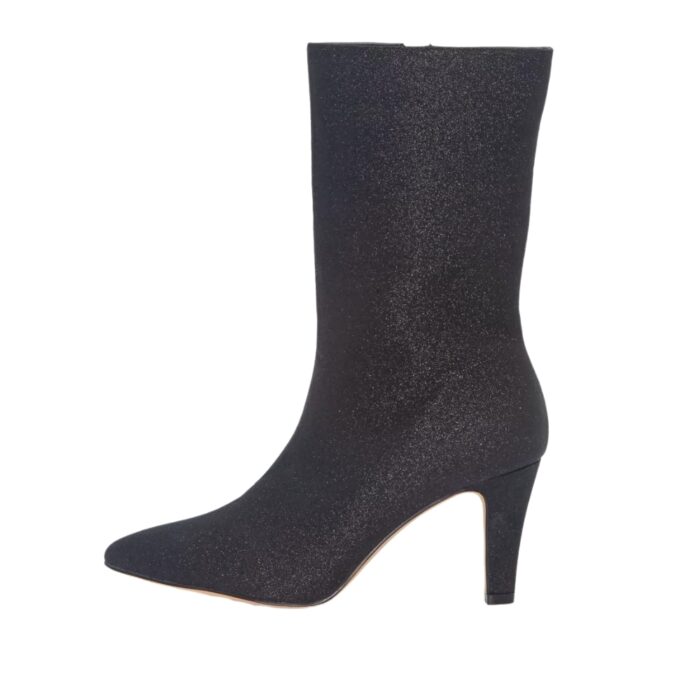 Duffy støvle til dame i sort glimmermatriale og med den smukkeste elegante hæl på 8 cm. Model: 9730954-01
