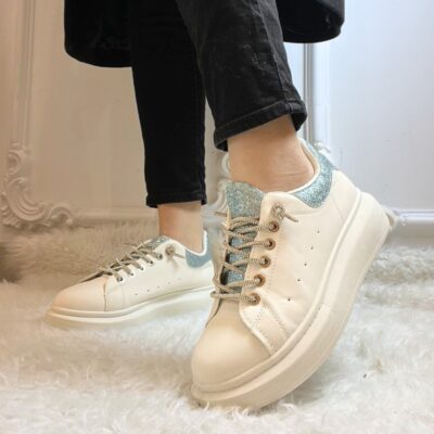 Amour sneaekers til dame i hvid med blå glimmer detaljer. Elegante og blød kvalitet. Model: EV-388