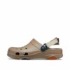 Crocs sandal unisex i brun med justerbar velcro rem bagpå