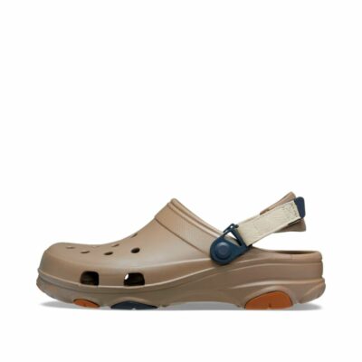 Crocs sandal unisex i brun med justerbar velcro rem bagpå