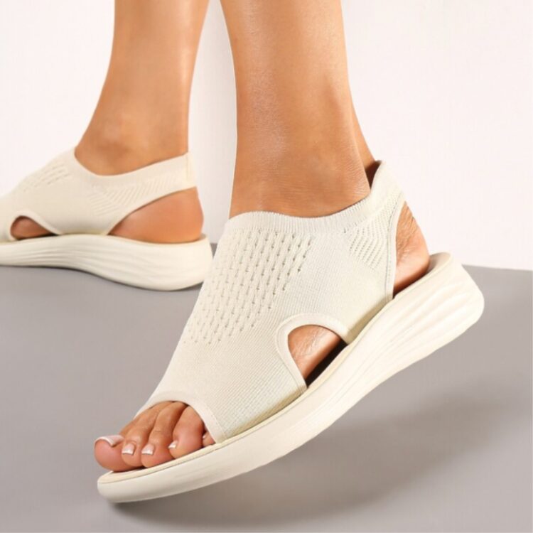 Dejlig let og fleksibel sandal med et moderne design og slip-in funktion. Model: 838