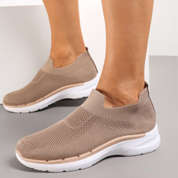 Dejlig let og fleksibel sneakers med et moderne design og slip-in funktion. Model: 812