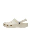 Crocs sandal til dame i beige med rem bagpå og velkendte Crocs huller