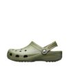 Crocs sandal til dame og herre i army grøn med rem bagpå og velkendt Crocs huller