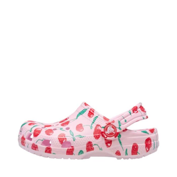 Crocs sandal til dame i lyserød med kirsebær motiver og praktisk rem bagpå
