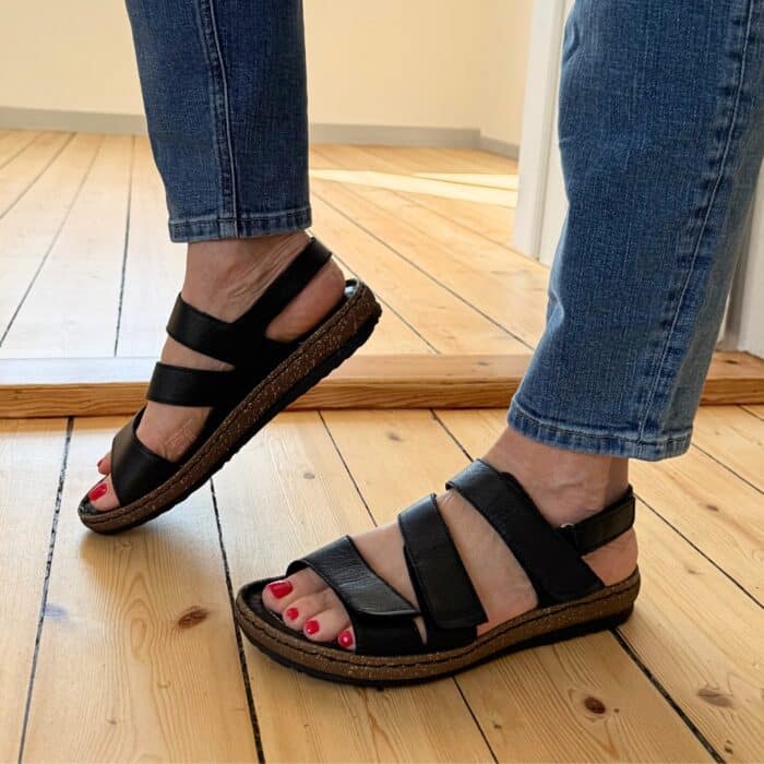 Relaxshoe sandal til dame i sort skind, med fire velcroremme