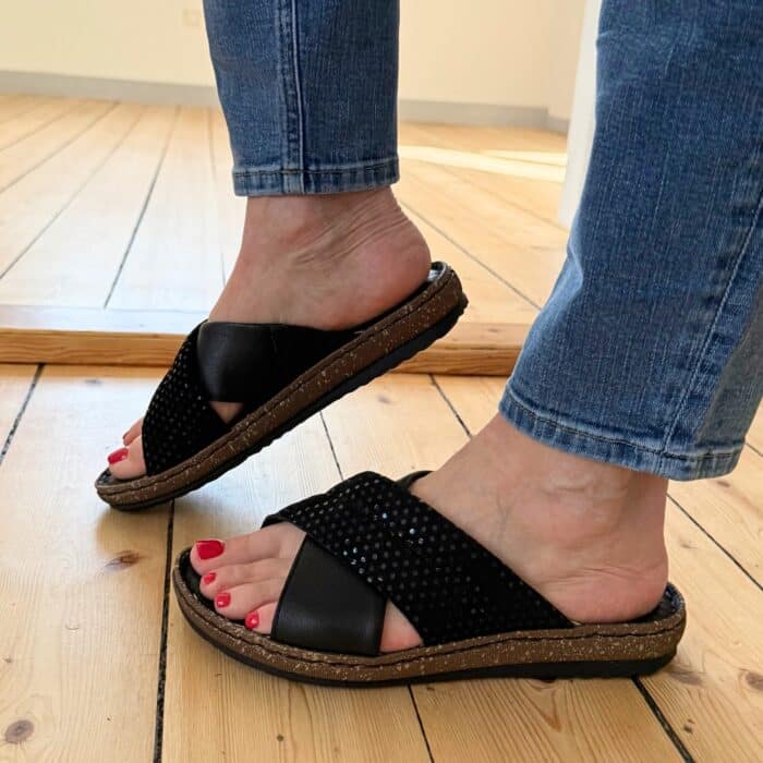 Relaxshoe sandal til dame i sort skind med krydsrem og bløde såler
