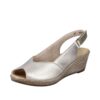 Rieker sandal til dame i beige/guld med kilehæl og velcro