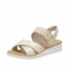 Rieker sandal til dame i beige med gyldne detaljer og velcrorem samt kilehæl på 4 cm