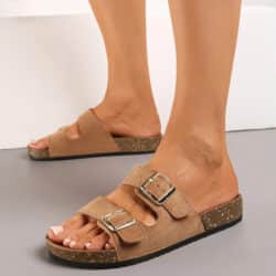 Amour sandal til dame i mørkebeige med to justerbare spænder og slip-in funktion