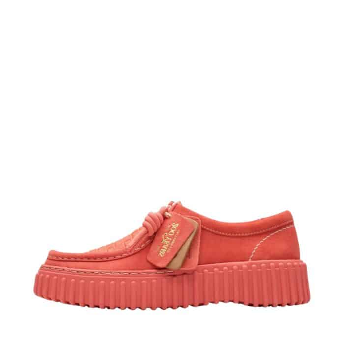 Clarks Torhill Bee damesko i coral med ruskindsoverdel og udtagelig sål samt ydersål af gummi