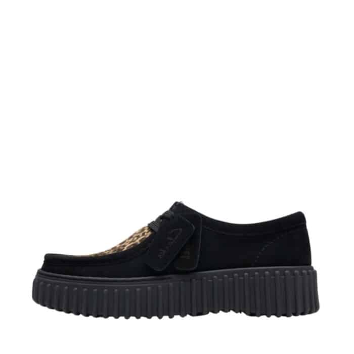 Clarks Torhill Bee sko til dame i leopard, med sort ruskindsoverdel og snørebånd samt sort gummisål