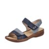 Rieker sandal til dame i blå med to justerbare velcroremme og stødabsorberende kilehæl på 4 cm