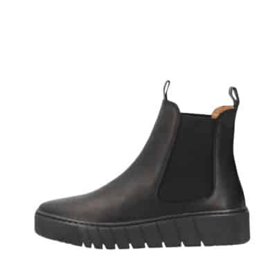 Shoedesign Copenhagen Mooved BLK støvle til dame i sort skind med kilehæl på 4 cm.