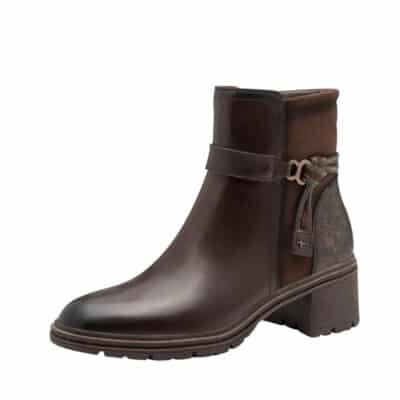 Tamaris støvle til dame i mørkebrunt skind med flotte detaljer og let foring samt blokhæl på 6 cm.