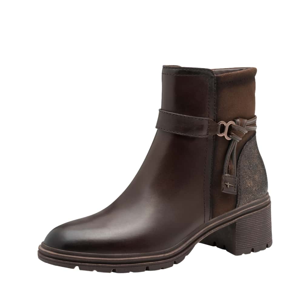 Tamaris støvle til dame i mørkebrunt skind med flotte detaljer og let foring samt blokhæl på 6 cm.