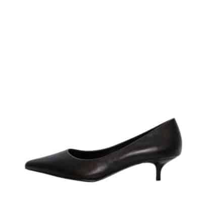 Duffy Salica Uno pumps til dame i sort med spids snude og stilethæl på ca. 4 cm.