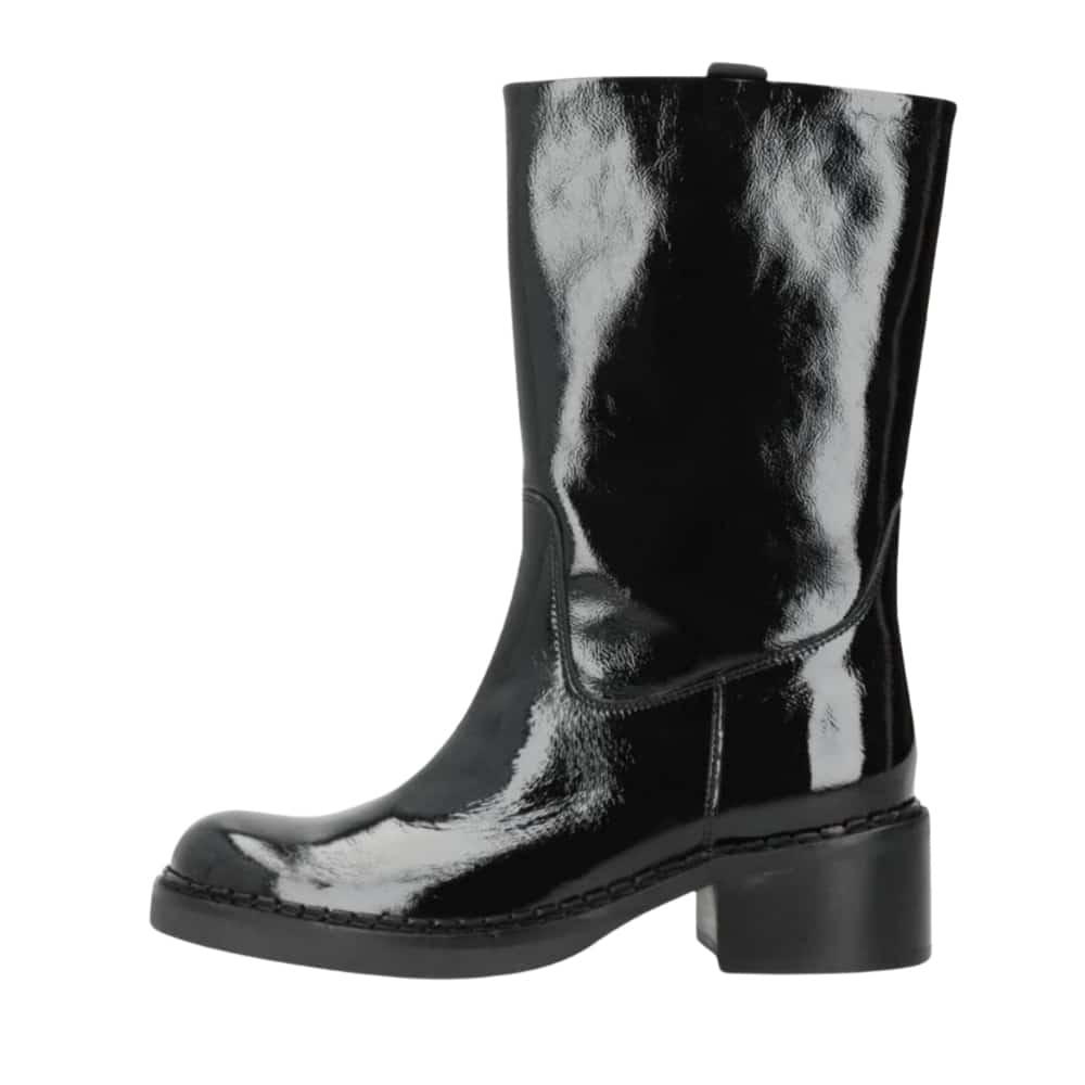 Phenumb Copenhagen Exposed P støvle til dame i sort lak i blødt læder og med blokhæl på 5 cm.