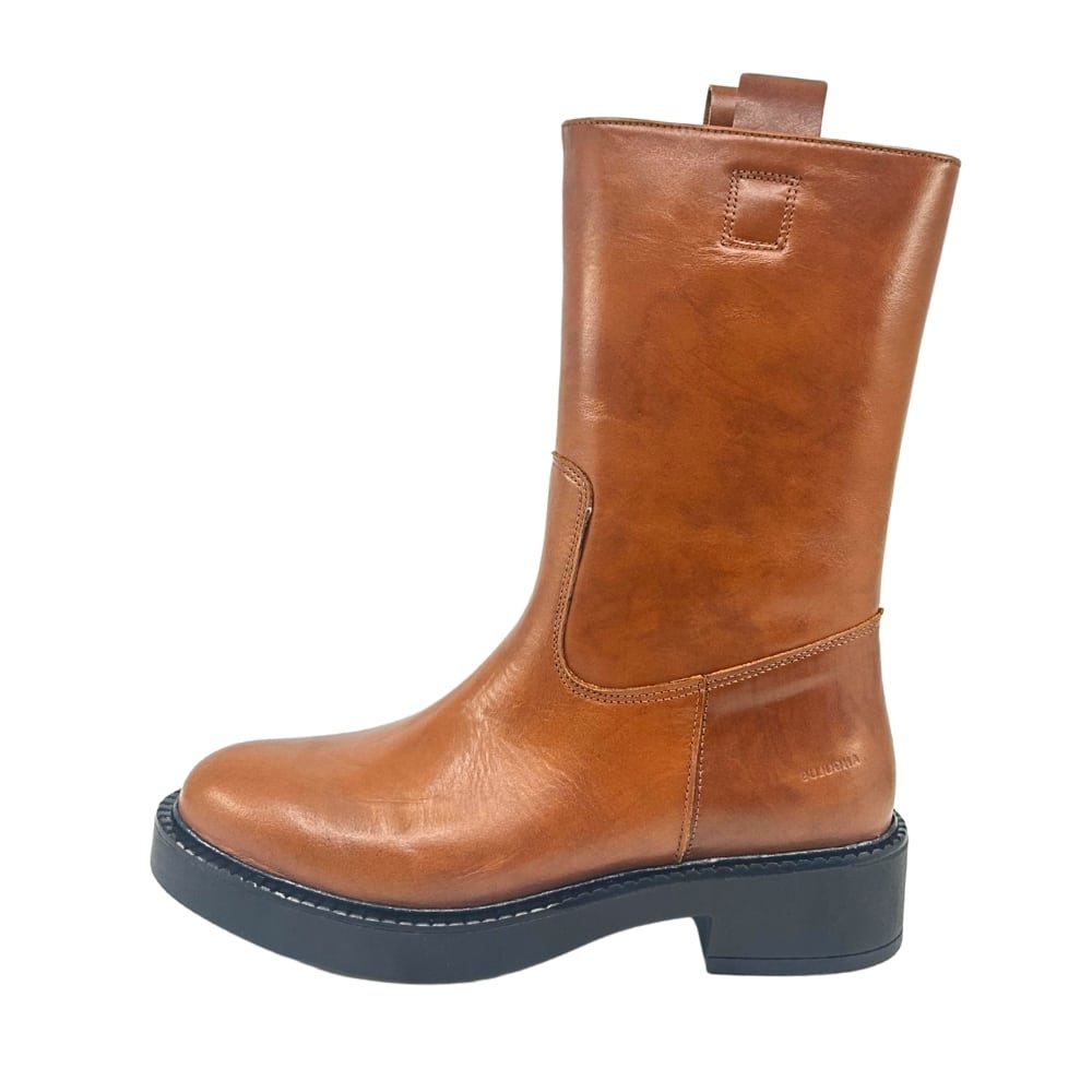 Angulus støvle til dame i cognac, lavet af skind med lynlås og blokhæl på 4 cm.