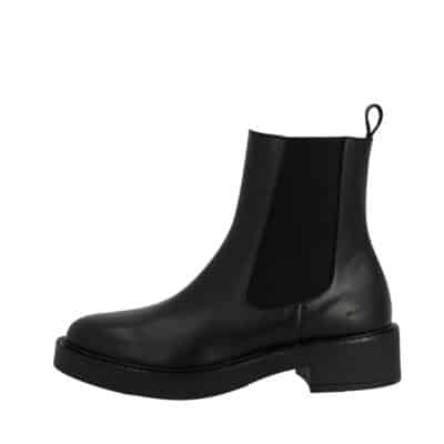 Angulus støvle til dame i sort skind med elastik og blokhæl på 4 cm.