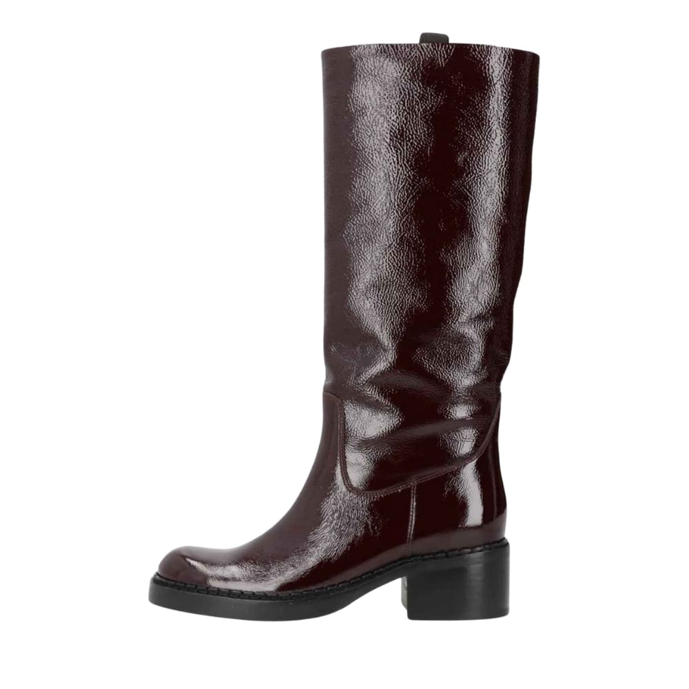 Phenumb Copenhagen Exposed P lang støvle i bordeaux lak, lavet af kernelæder med blokhæl på 5 cm.